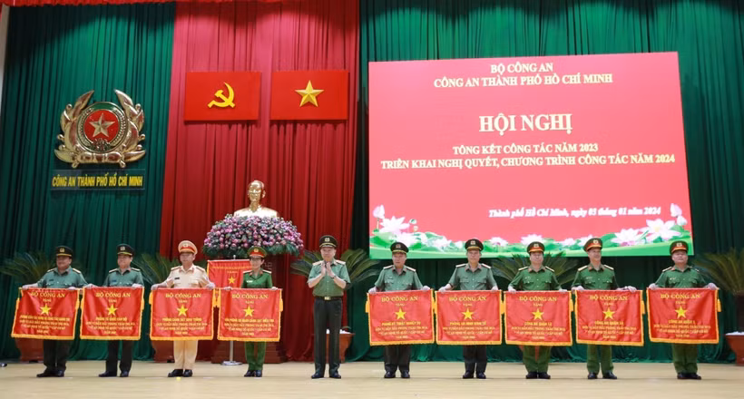 Đại tướng Tô Lâm trao cờ thi đua của Bộ Công an cho các đơn vị của Công an Thành phố Hồ Chí Minh. (Ảnh: TTXVN phát)