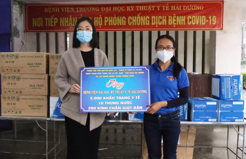 Riêng đợt dịch COVID-19 bùng phát lần thứ 3 tại Hải Dương, TTXVN đã 2 lần trao tặng Tỉnh đoàn các vật phẩm với tổng giá trị 375 triệu đồng. (Ảnh: TTXVN)
