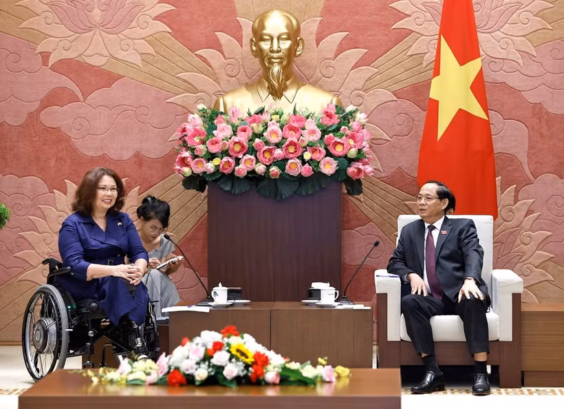 Phó Chủ tịch Quốc hội Trần Quang Phương tiếp Thượng nghị sĩ Hoa Kỳ Tammy Duckworth. (Ảnh: Doãn Tấn/TTXVN)