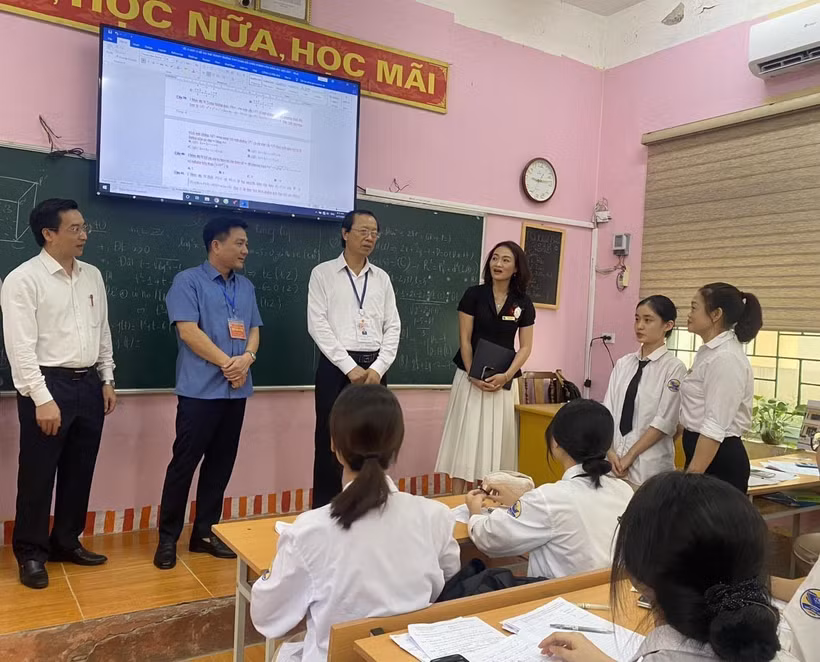 Đoàn kiểm tra công tác ôn tập thi tốt nghiệp tại Trường Trung học Phổ thông Vĩnh Yên, thành phố Vĩnh Yên, tỉnh Vĩnh Phúc. (Ảnh: Nguyễn Thảo/TTXVN)