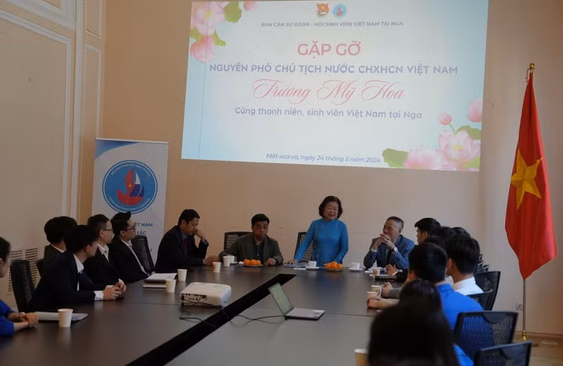 Quang cảnh cuộc gặp gỡ giữa Nguyên Phó Chủ tịch nước Trương Mỹ Hoa và sinh viên Việt Nam tại Nga. (Ảnh: Tâm Hằng/TTXVN)