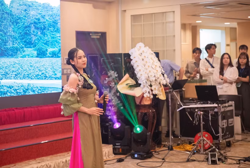 Thí sinh Nguyễn Trần Bảo Trinh trình diễn ca khúc "Thương ca tiếng Việt". (Ảnh: Xuân Giao/TTXVN)