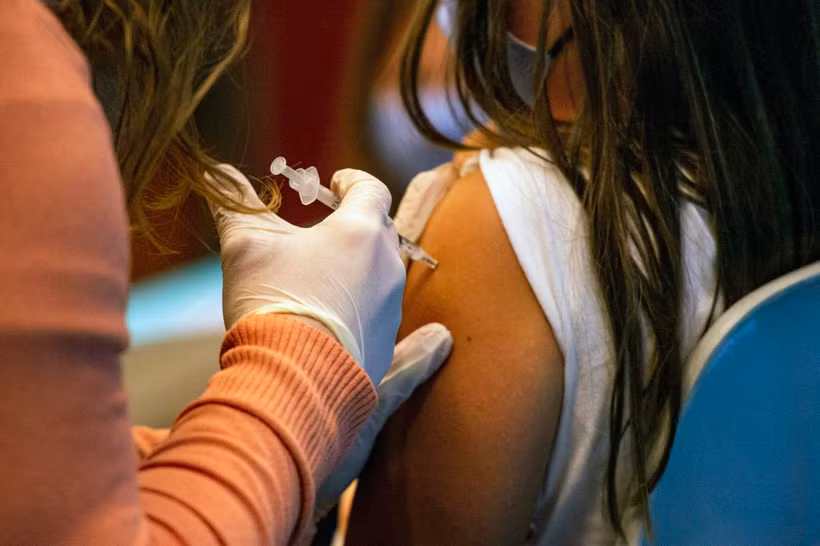 Nhân viên y tế tiêm vaccine phòng COVID-19 của hãng Pfizer-BioNTech cho em bé 5 tuổi tại bệnh viện Hartford, Connecticut, Mỹ, ngày 2/11/2021. (Ảnh: AFP/TTXVN)