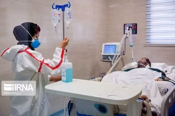 Nhân viên y tế điều trị cho bệnh nhân COVID-19 tại bệnh viện ở Iran. (Ảnh: IRNA/TTXVN)