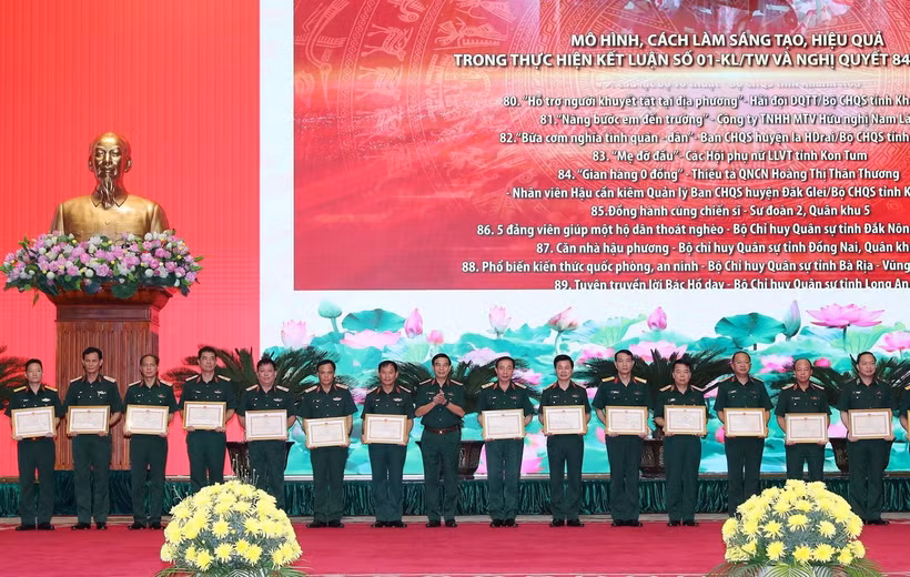 Bộ trưởng Quốc phòng Phan Văn Giang trao tặng Bằng khen cho các tập thể. (Ảnh: Trọng Đức/TTXVN)