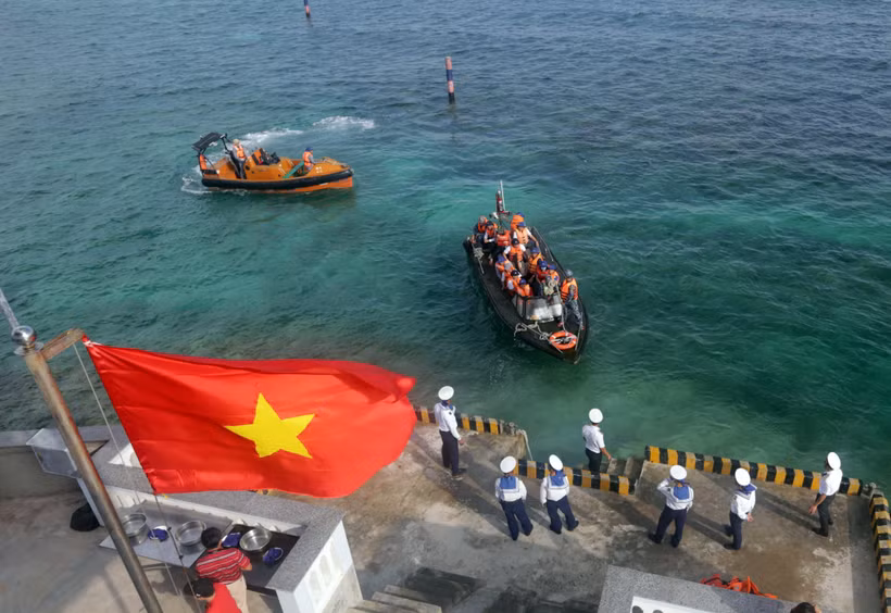 Đoàn công tác từ đất liền ra thăm cán bộ, chiến sỹ đảo Đá Lát, Trường Sa. (Ảnh: Trần Việt/TTXVN)