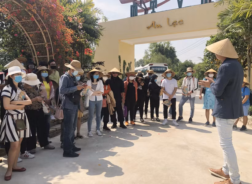 Du khách tham quan Khu du lịch Một thoáng Việt Nam tại huyện Củ Chi, Thành phố Hồ Chí Minh. (Ảnh: Mỹ Phương/TTXVN)