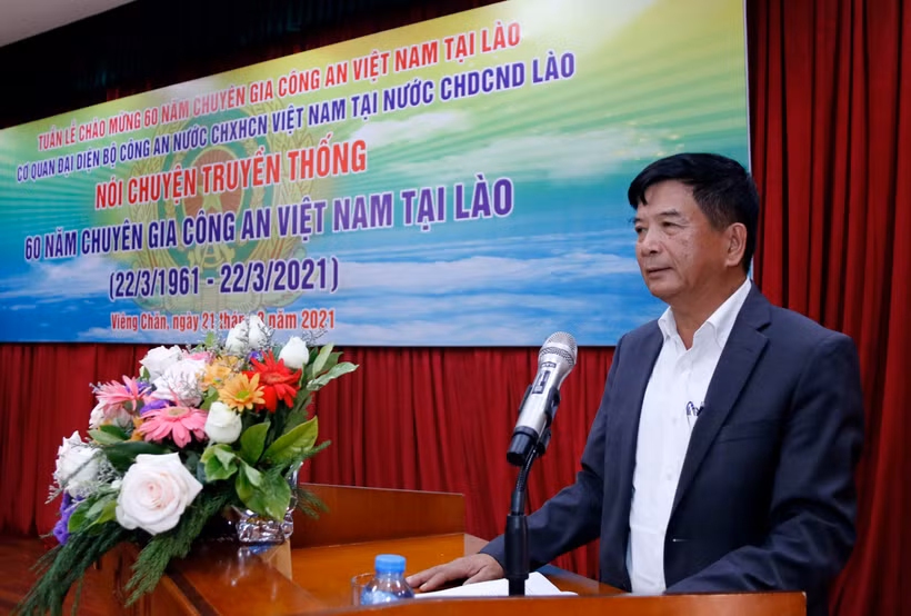 Thiếu tướng Hoàng Quang Hướng, Trưởng Đại diện Cơ quan Công an Việt Nam tại Lào điểm lại những dấu mốc nổi bật trong chặng đường lịch sử 60 năm hợp tác, giúp đỡ và phát triển của lực lượng công an hai nước Việt Nam-Lào. (Ảnh: TTXVN phát)