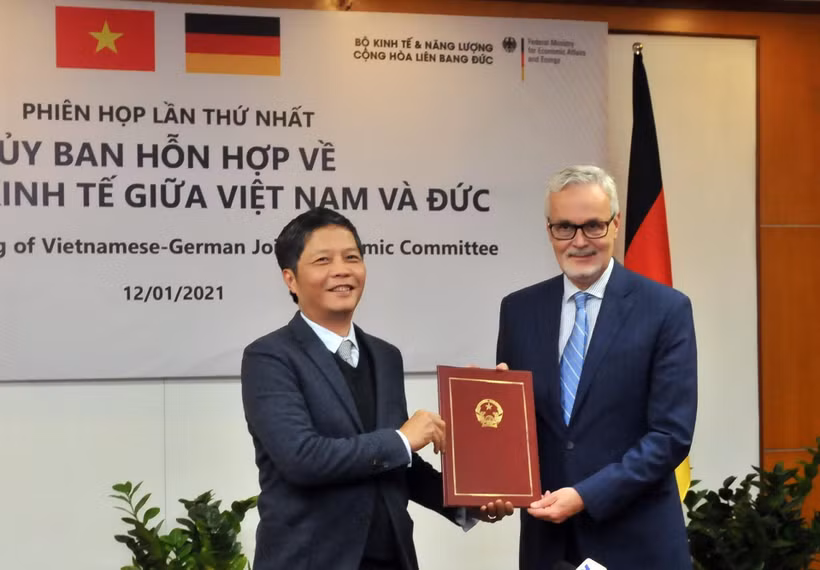 Bộ trưởng Trần Tuấn Anh và Đại sứ CHLB Đức tại Việt Nam Guido Hildner ký kết Biên bản thống nhất phương hướng hợp tác cụ thể trong thời gian tới. (Ảnh: Trần Việt/TTXVN)