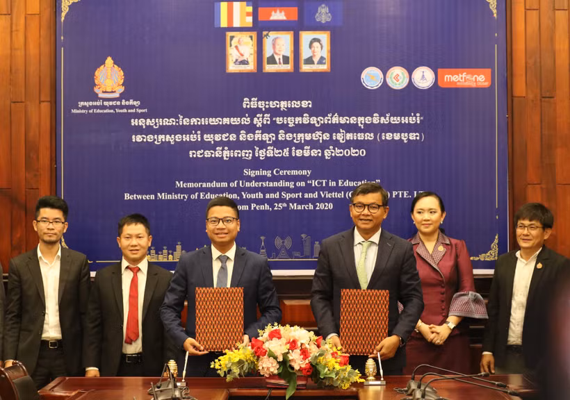 Metfone ký MOU cùng Bộ Giáo dục, Thanh niên và Thể thao Campuchia ngày 25/3 về giải pháp duy trì học tập của học sinh qua các kênh học trực tuyến trong thời kỳ dịch COVID-19. (Ảnh: TTXVN phát)