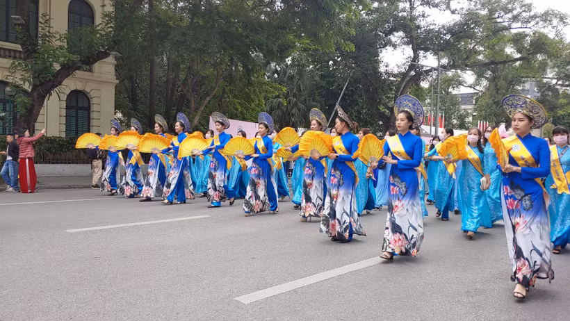 Lễ hội Áo dài - một trong những sự kiện thu hút du khách tới Hà Nội. (Ảnh: Nguyễn Cúc/TTXVN)