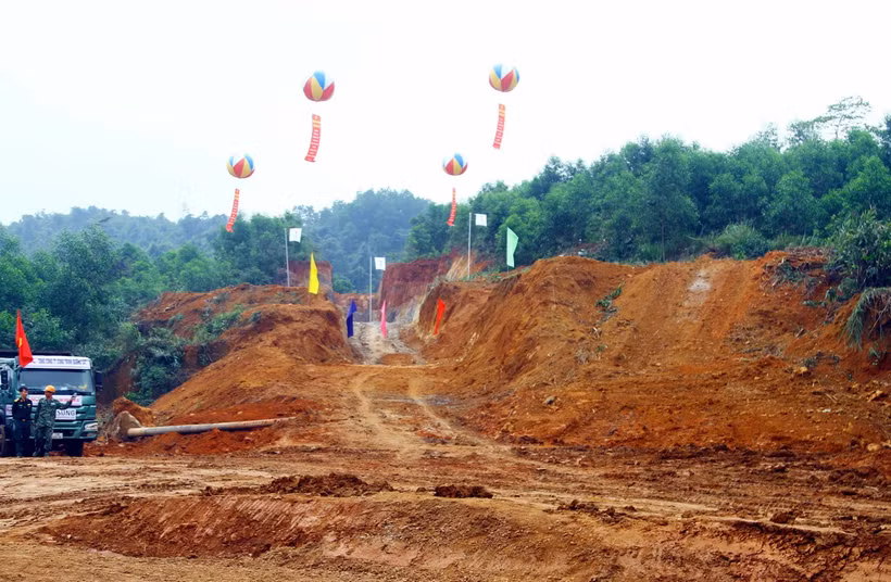 Thi công dự án cải tạo đường sắt khu vực đèo Khe Nét. (Ảnh: Tá Chuyên/TTXVN)