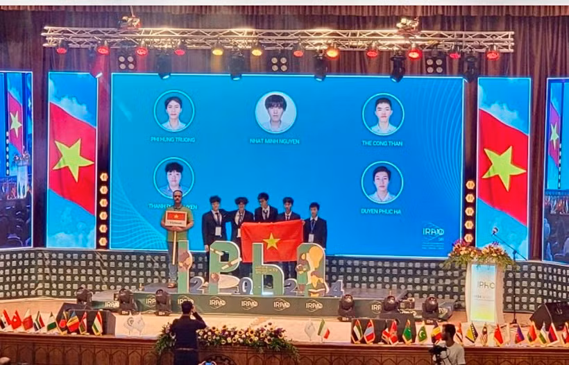 Đội tuyển Olympic Vật lý Việt Nam xuất sắc giành 2 Huy chương Vàng, 3 Huy chương Bạc tại Olympic Vật lý quốc tế. (Ảnh: Báo Đại biểu nhân dân)