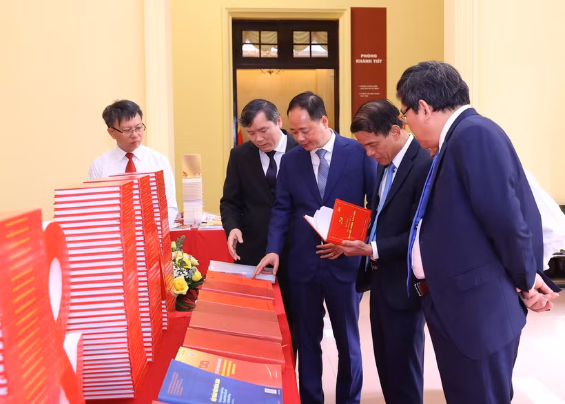 Đại biểu tham quan trưng bày sách tại buổi lễ. (Ảnh: Văn Điệp/TTXVN)
