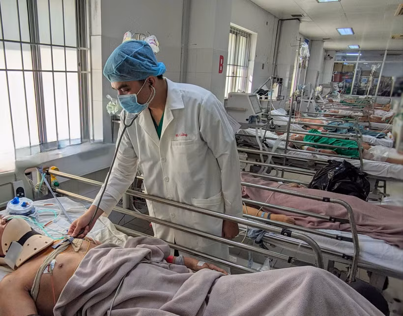 Bác sỹ thăm khám bệnh nhân sau phẫu thuật. (Ảnh: TTXVN phát)
