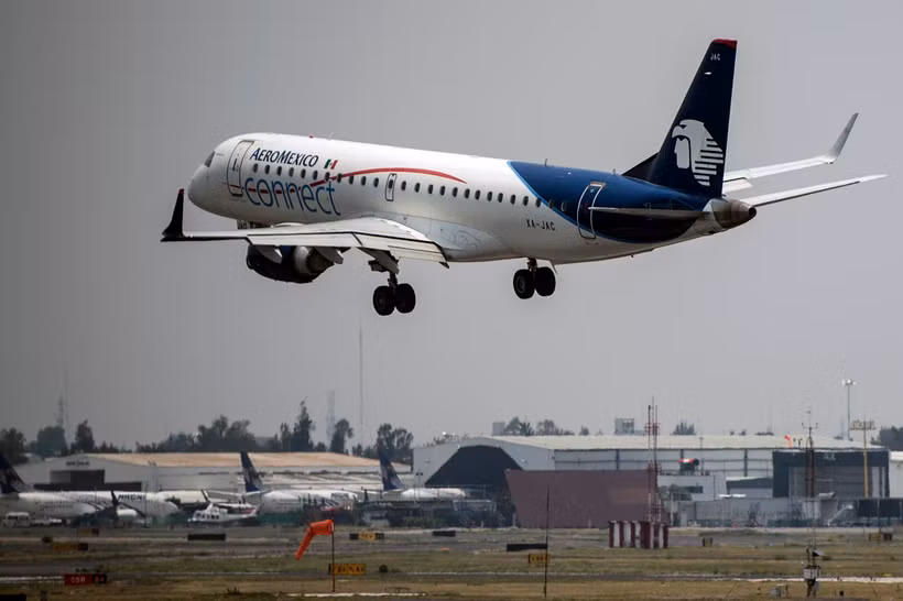 Máy bay của Hãng hàng không Aeromexico chuẩn bị hạ cánh tại sân bay quốc tế Benito Juarez ở Mexico City, Mexico ngày 20/5/2020. (Ảnh: AFP/TTXVN)