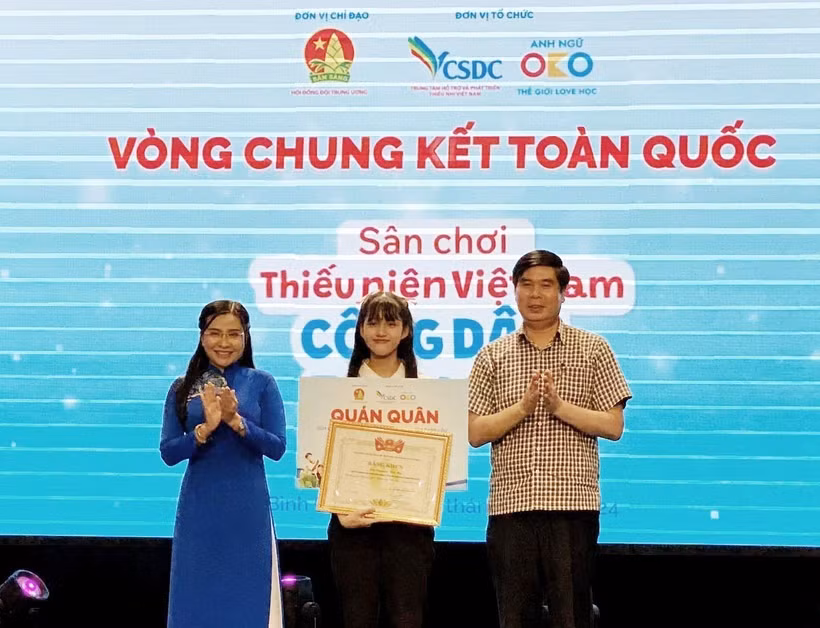 Trao giải Nhất cho em Nguyễn Trà My, lớp 7B1, Trường THCS Vinschool Times City, quận Hoàng Mai, thành phố Hà Nội. (Ảnh: Lê Phước Ngọc/TTXVN)