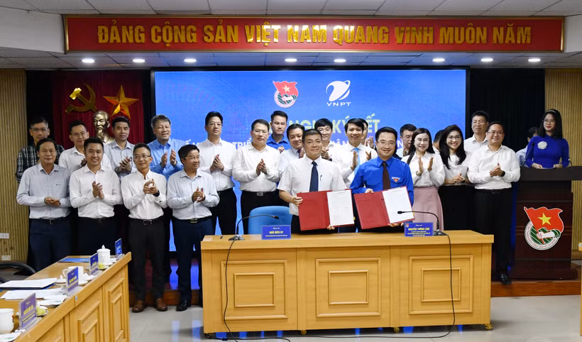 Lễ ký kết kế hoạch triển khai Thỏa thuận hợp tác năm 2024 giữa VNPT và Trung ương Đoàn. (Ảnh: T.Q/Vietnam+)