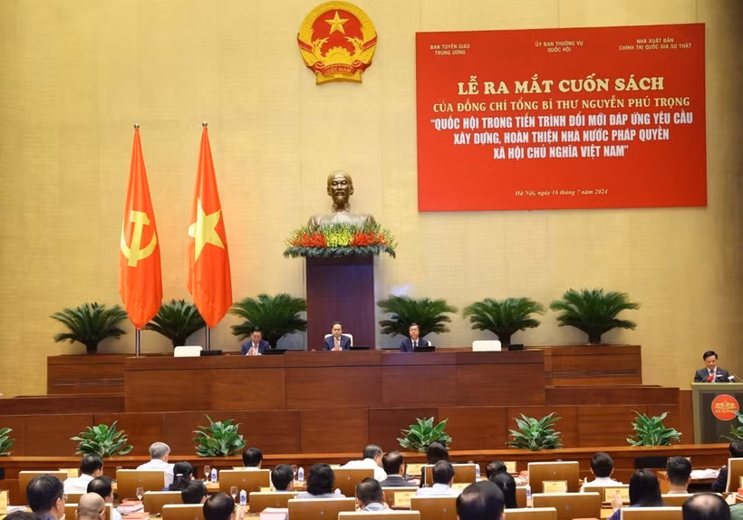 Lễ ra mắt cuốn sách “Quốc hội trong tiến trình đổi mới đáp ứng yêu cầu xây dựng, hoàn thiện Nhà nước pháp quyền xã hội chủ nghĩa Việt Nam" của Tổng Bí thư Nguyễn Phú Trọng. (Ảnh: Văn Điệp/TTXVN)