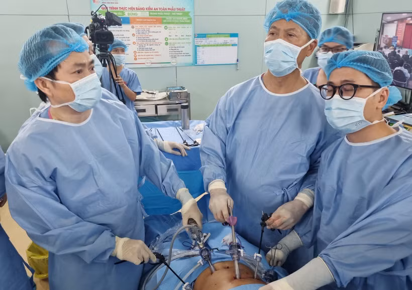 Các bác sỹ nước ngoài và bác sỹ Bệnh viện Bình Dân phối hợp phẫu thuật bằng phương pháp tạo hình van chống trào ngược dạ dày thực quản theo kỹ thuật Omega 300 AP. (Ảnh: TTXVN phát)