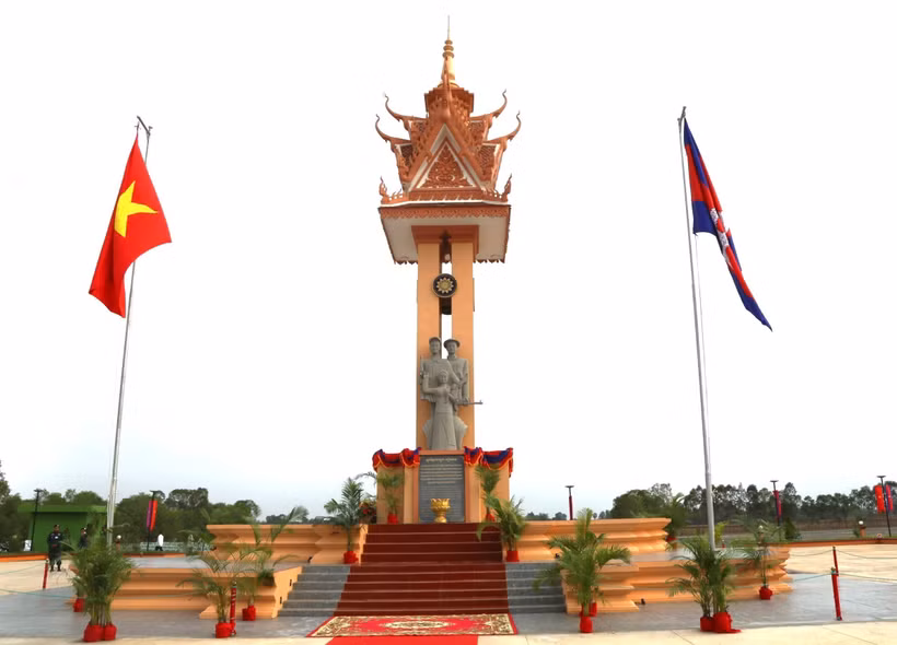 Công trình Tượng đài Hữu nghị Việt Nam-Campuchia tại tỉnh Svay Rieng. (Ảnh: Hoàng Minh/TTXVN)