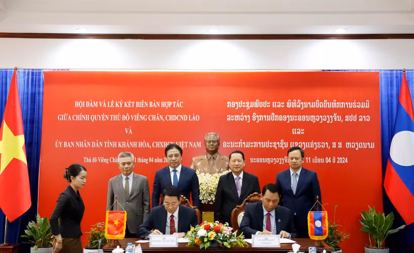 Ông Đinh Văn Thiệu, Phó Chủ tịch UBND tỉnh Khánh Hòa và ông Sililat Thongsin Thongphenh, Phó Đô trưởng Thủ đô Vientiane ký kết Bản ghi nhớ hợp tác giữa hai địa phương. (Ảnh: Phạm Kiên/TTXVN)