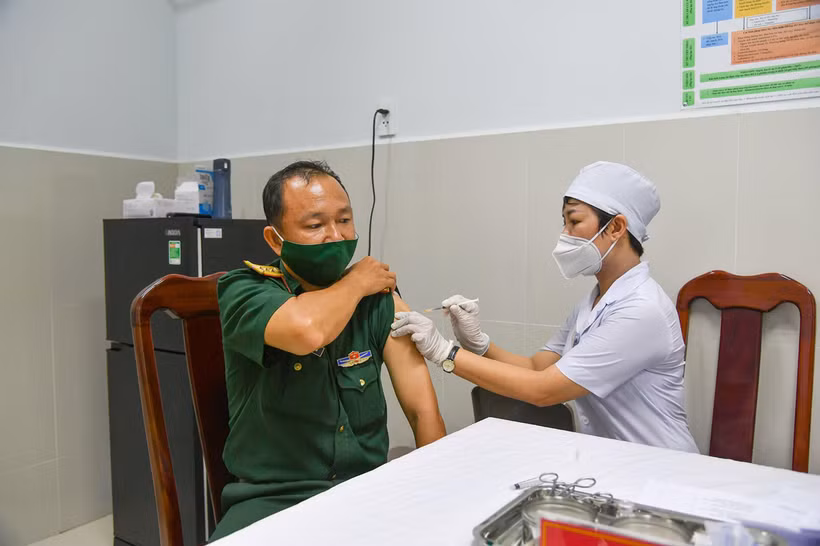 Tiêm vaccine phòng COVID-19, đợt 1 năm 2021 cho cán bộ, chiến sỹ Bệnh viện Quân y 121 - Cục Hậu cần Quân khu 9. (Ảnh: TTXVN)