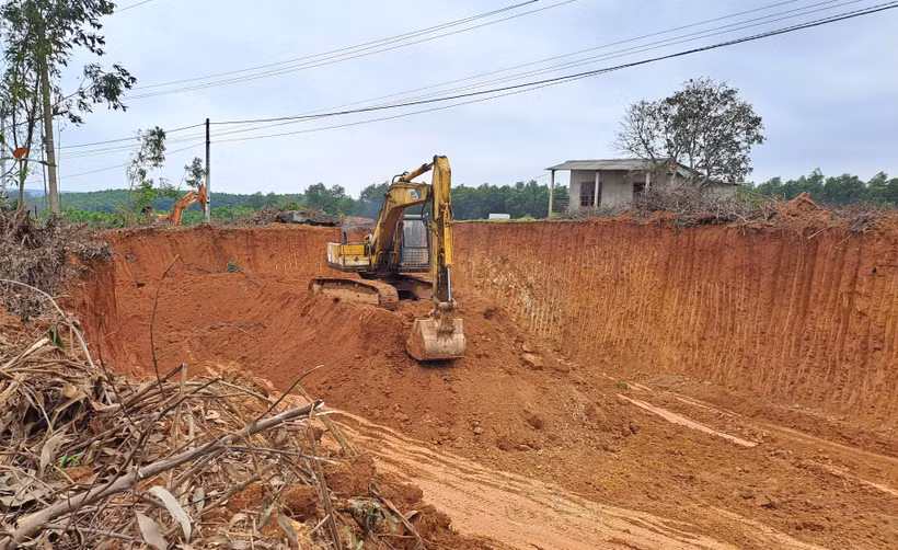 Phương tiện đào múc đất rừng sản xuất trái phép quy mô lớn ở thôn Bến Hà, xã Linh Trường, huyện Gio Linh, tỉnh Quảng Trị. (Ảnh: Nguyên Lý/TTXVN)