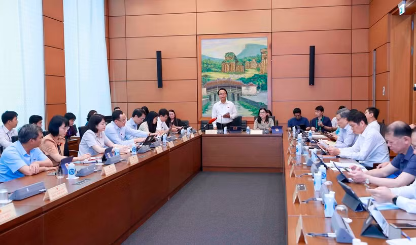 Đoàn đại biểu Quốc hội tham gia thảo luận ở tổ về tình hình thực hiện kế hoạch phát triển kinh tế-xã hội và ngân sách nhà nước năm 2022, những tháng đầu năm 2023 vào sáng 25/5. (Ảnh: Doãn Tấn/TTXVN)
