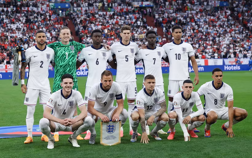 Đội hình tuyển Anh trong trận ra quân Vòng chung kết EURO 2024 bảng C gặp Serbia. (Ảnh: THX/TTXVN)