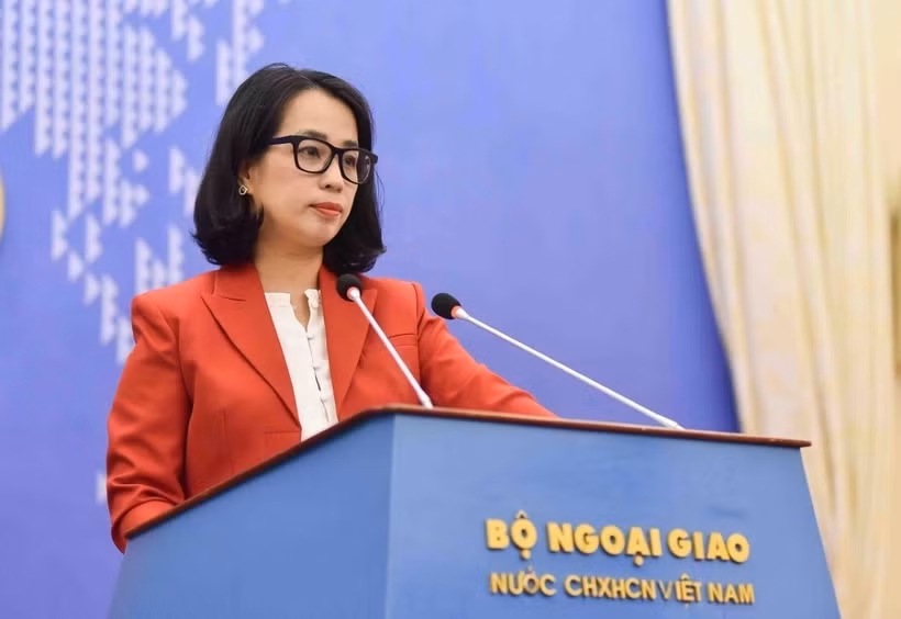 Người Phát ngôn Bộ Ngoại giao Phạm Thu Hằng lời câu hỏi của phóng viên. (Ảnh: TTXVN phát)