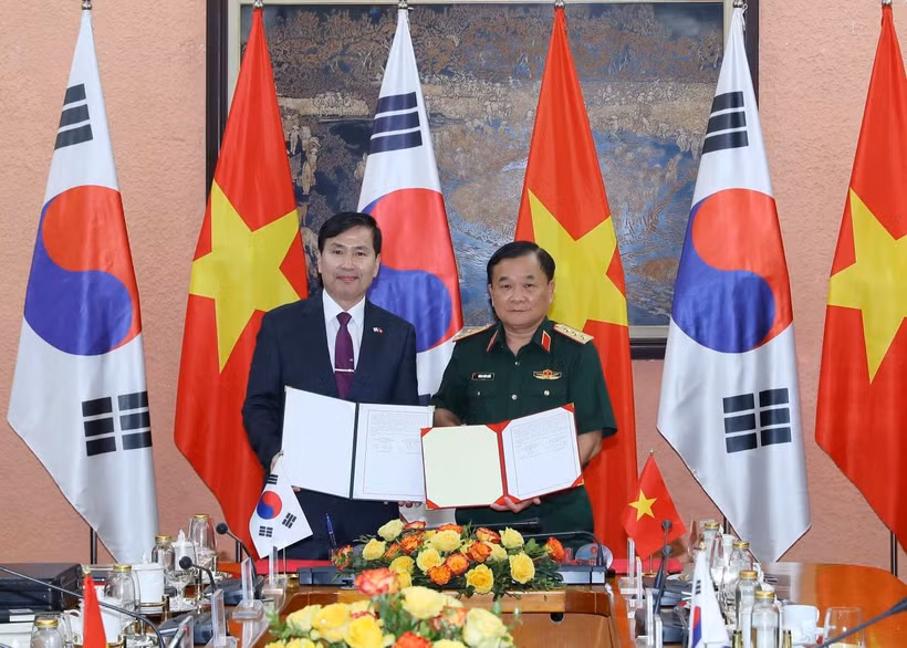 Thượng tướng Hoàng Xuân Chiến, Thứ trưởng Bộ Quốc phòng và Thứ trưởng Bộ Quốc phòng Hàn Quốc Kim Seon Ho ký kết biên bản Đối thoại Chính sách quốc phòng Việt Nam-Hàn Quốc lần thứ 11. (Ảnh: Trọng Đức/TTXVN)