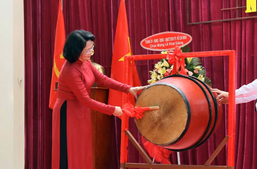 Phó Chủ tịch nước Đặng Thị Ngọc Thịnh đánh trống khai giảng năm học mới tại Trường Trung học Phổ thông Lê Quý Đôn. (Ảnh: Thu Hoài/TTXVN)
