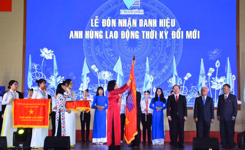 Phó Chủ tịch nước Đặng Thị Ngọc Thịnh trao Danh hiệu Anh hùng lao động thời kỳ đổi mới cho Đại học Quốc gia Thành phố Hồ Chí Minh. (Ảnh: Xuân Anh/TTXVN)