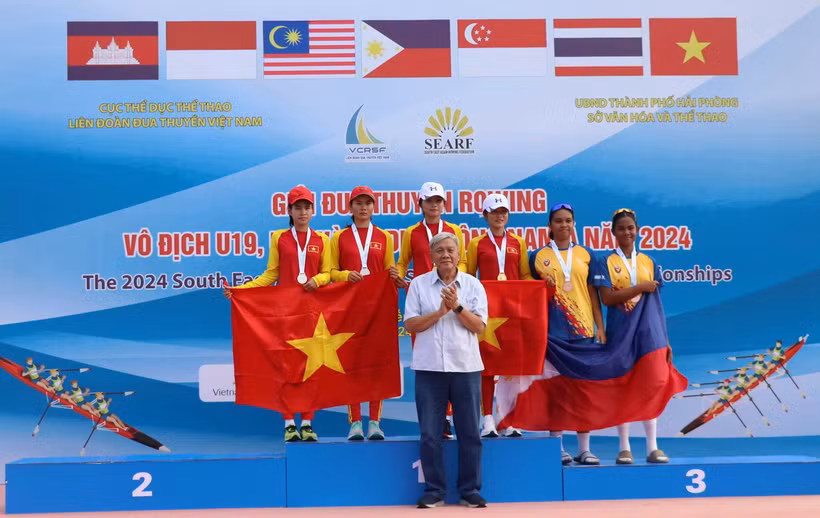 Ban Tổ chức trao huy chương cho các đội tham gia Giải Đua thuyền Rowing Vô địch U19, U23 và Vô địch Đông Nam Á năm 2024. (Ảnh: Hoàng Ngọc/TTXVN)
