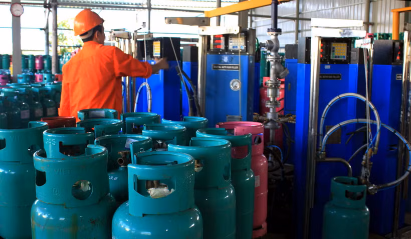 Chiết nạp gas. (Ảnh: Đỗ Phương Anh/TTXVN)