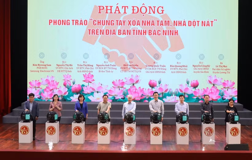Chủ tịch Ủy ban Trung ương MTTQ Việt Nam Đỗ Văn Chiến cùng các đại biểu nhấn nút phát động phong trào chung tay xóa nhà tạm, nhà dột nát trên địa bàn tỉnh Bắc Ninh. (Ảnh: Thanh Thương/TTXVN)