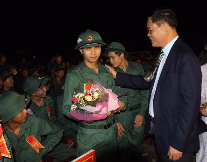 Bí thư Tỉnh ủy, Chủ tịch HĐND tỉnh Phú Yên Huỳnh Tấn Việt động viên thanh niên lên đường nhập ngũ. (Ảnh: Xuân Triệu/TTXVN)