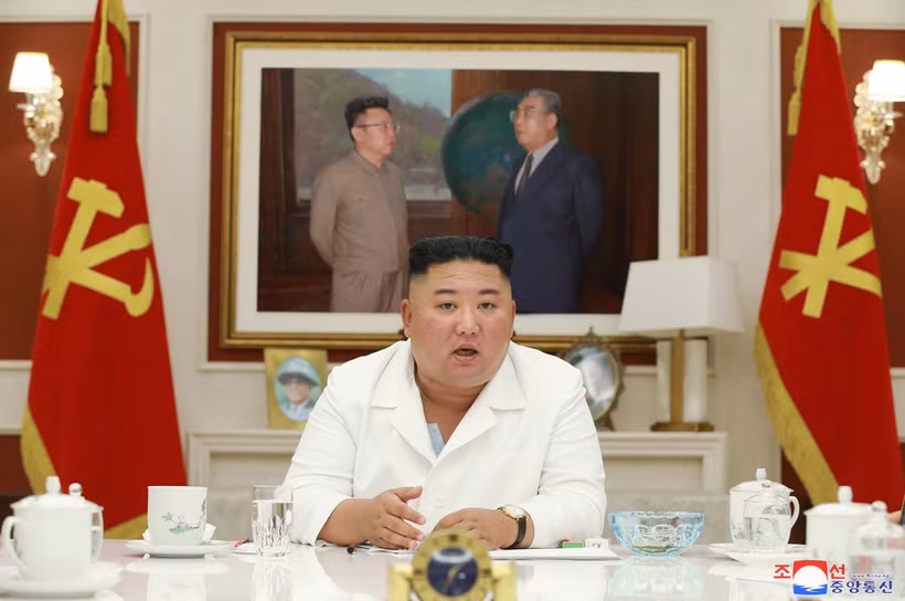 Nhà lãnh đạo Triều Tiên Kim Jong-un chủ trì cuộc họp Hội đồng chính sách Ủy ban Trung ương Đảng Lao động Triều Tiên tại Bình Nhưỡng ngày 5/8/2020. (Ảnh: AFP/TTXVN)