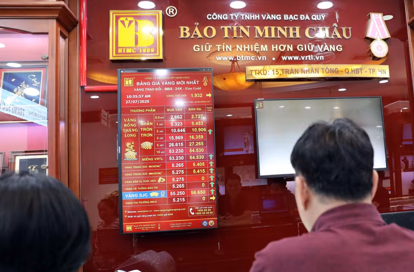 Bảng niêm yết giá vàng tại Công ty vàng bạc Bảo Tín Minh Châu, phố Trần Nhân Tông, Hà Nội, sáng 27/7. (Ảnh: Trần Việt/TTXVN)