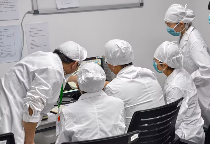 Nhân viên y tế thảo luận về trường hợp bệnh nhân nhiễm COVID-19 tại bệnh viện ở Bắc Kinh, Trung Quốc, ngày 30/3/2020. (Ảnh: THX/TTXVN)