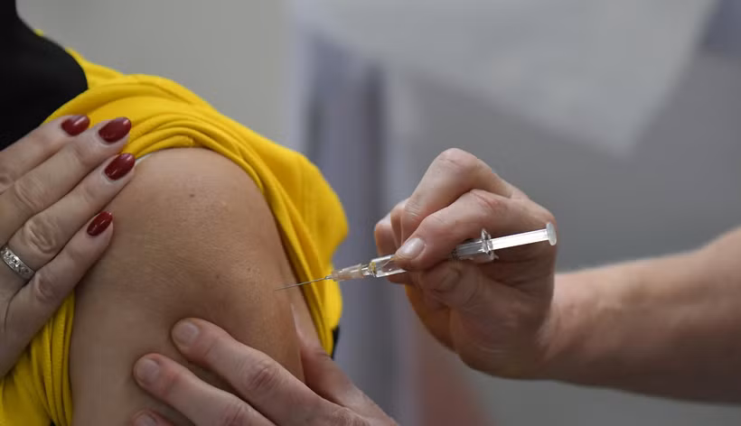 Tiêm phòng vắcxin ngừa COVID-19 cho tình nguyện viên. (Ảnh: AFP/TTXVN)