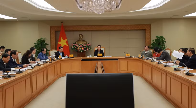 Phó Thủ tướng Trần Hồng Hà chủ trì cuộc họp với lãnh đạo một số bộ, ngành liên quan về đề án hợp nhất 2 Bộ: Nông nghiệp và Phát triển nông thôn, Tài nguyên và Môi trường. (Ảnh: Diệp Trương/ TTXVN).