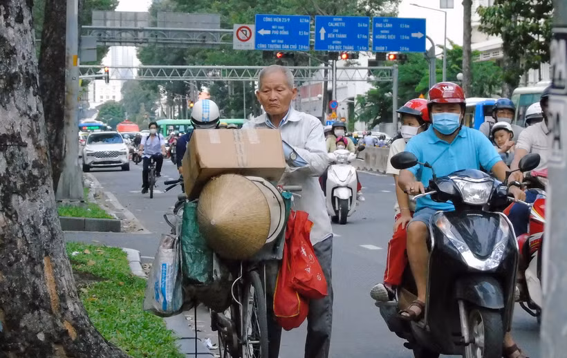 Người cao tuổi thu gom phế liệu tại Thành phố Hồ Chí Minh. (Ảnh: Đinh Hằng/TTXVN)