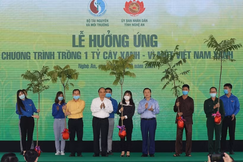 Thủ tướng Chính phủ Nguyễn Xuân Phúc chủ trì lễ hưởng ứng Chương trình trồng 1 tỷ cây xanh - Vì một Việt Nam xanh trên địa bàn tỉnh Nghệ An. (Ảnh: Thống Nhất/TTXVN)