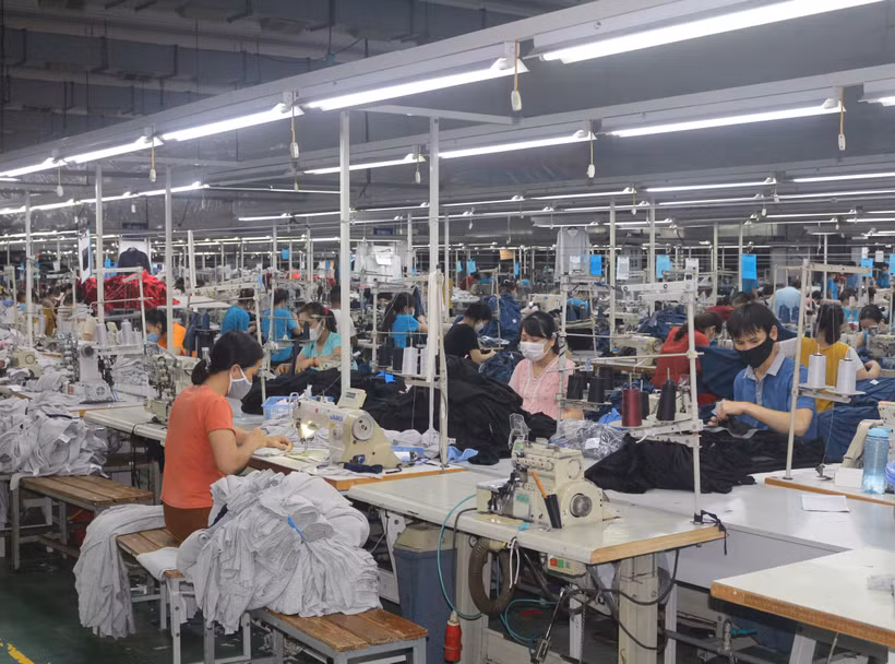 Công nhân thường xuyên đeo khẩu trang để phòng chống dịch COVID-19. (Ảnh: TTXVN)