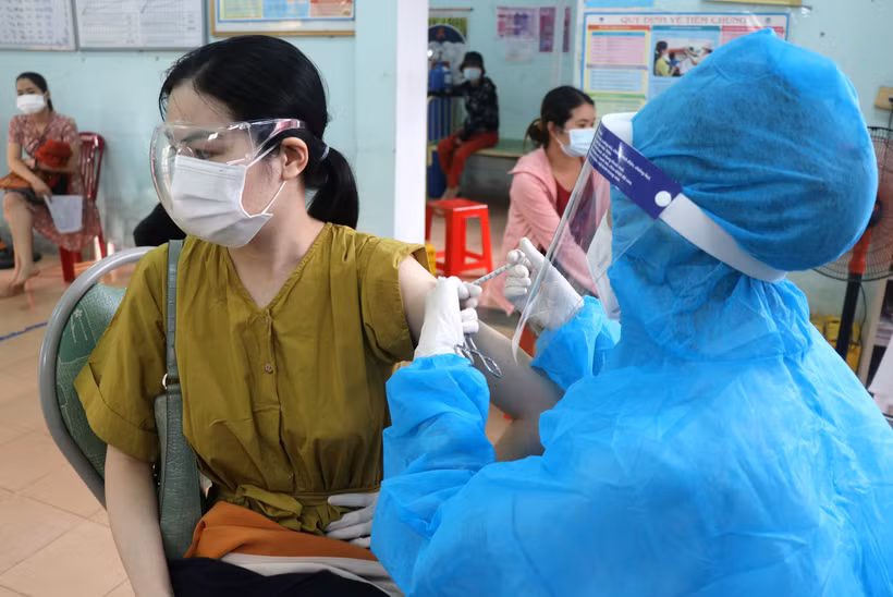 Cán bộ y tế phường 5, thành phố Đông Hà (Quảng Trị) tiêm vaccine phòng COVID-19 cho người dân. (Ảnh: Nguyên Lý/TTXVN)