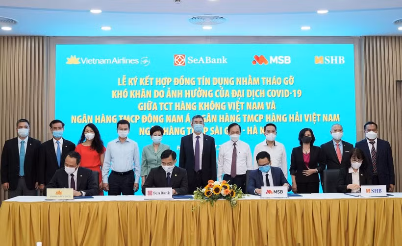 Đại diện lãnh đạo Vietnam Airlines và 3 ngân hàng thương mại ký kết hợp đồng tín dụng. (Ảnh: CTV/Vietnam+)