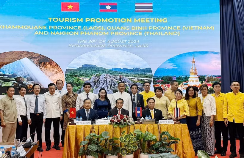 Lễ ký kết biên bản ghi nhớ hợp tác về lĩnh vực du lịch giữa 3 tỉnh Quảng Bình, Khammouane (Lào) và Nakhon Phanom (Thái Lan). (Ảnh: TTXVN phát)