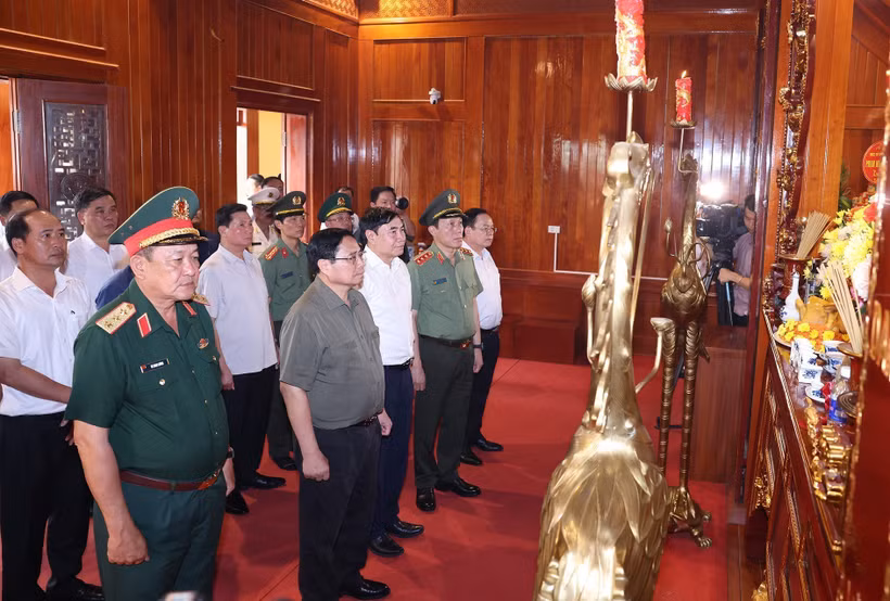 Thủ tướng Phạm Minh Chính và đoàn công tác tưởng niệm Đại tướng Võ Nguyên Giáp. (Ảnh: Dương Giang/TTXVN)